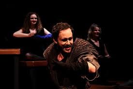 Οι Δούλες: Κριτική του εμβληματικού θεατρικού έργου