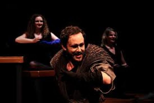 Οι Δούλες: Κριτική του εμβληματικού θεατρικού έργου